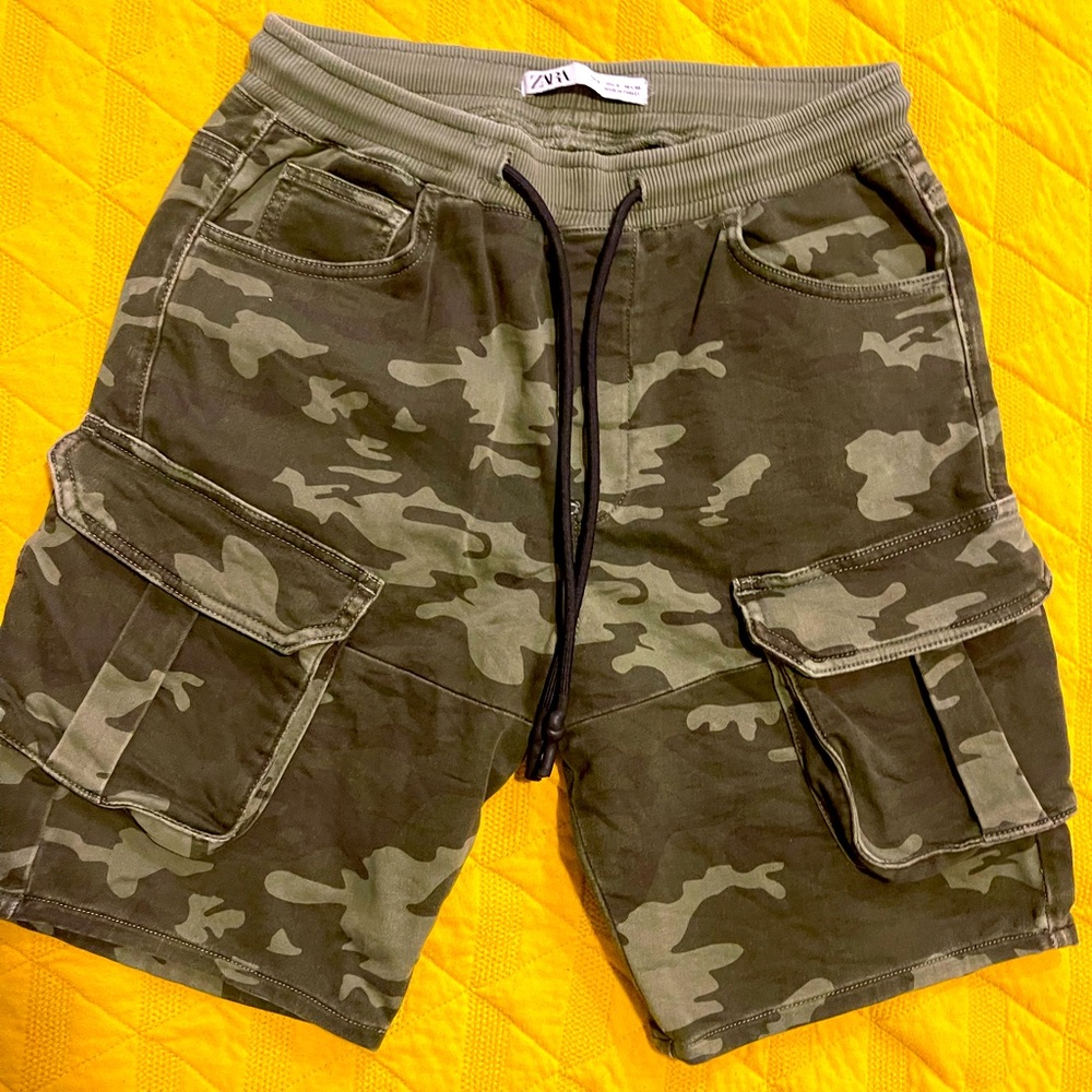 Men’s Zara Camo/Camouflage Drawstring Shorts, size Small